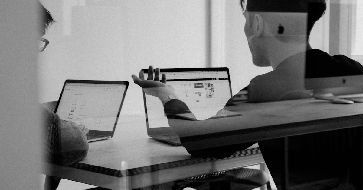 Pessoa usando laptop com a página de busca do Google aberta na tela