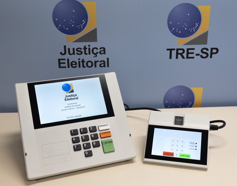 Urna eletrônica brasileira com teclado numérico e tela da Justiça Eleitoral, símbolo das eleições 2026 que vão encarecer a mídia paga