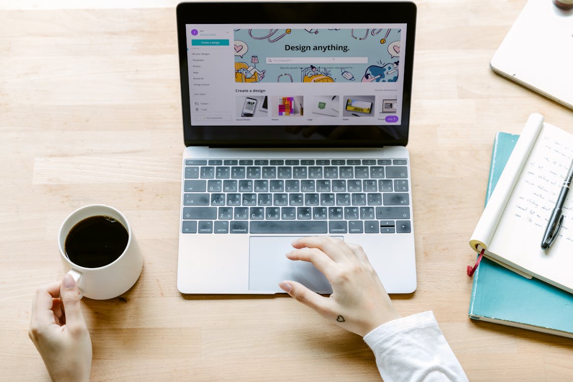 Equipe analisando dados de desempenho web em tela de laptop e relatórios impressos durante reunião estratégica