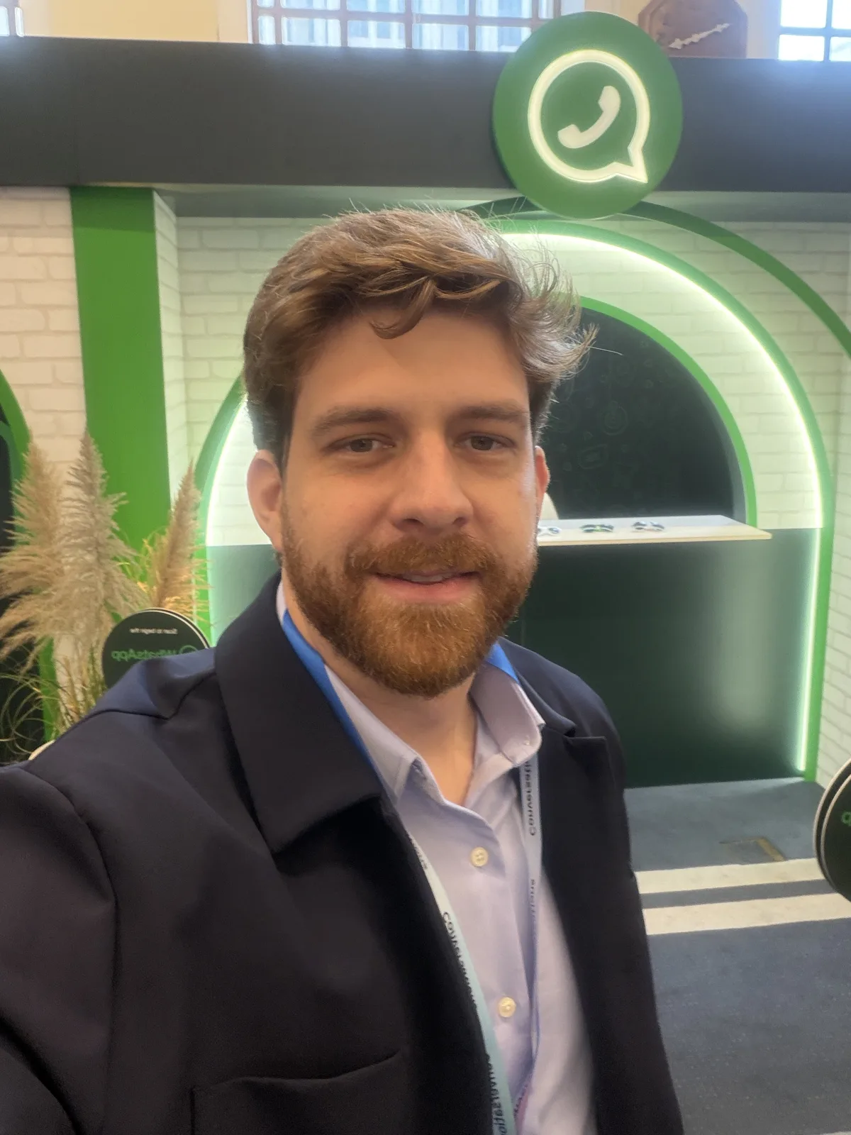 Eduardo Gouveia, CEO da Atacama Digital, no stand do WhatsApp durante o Conversations 2026 em Londres