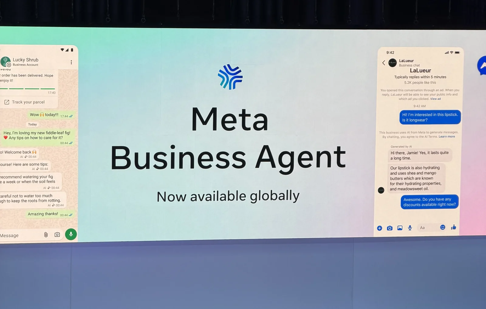 Telão do Conversations 2026 em Londres anunciando o Meta Business Agent como disponível globalmente, com exemplos de conversa no WhatsApp e no Messenger