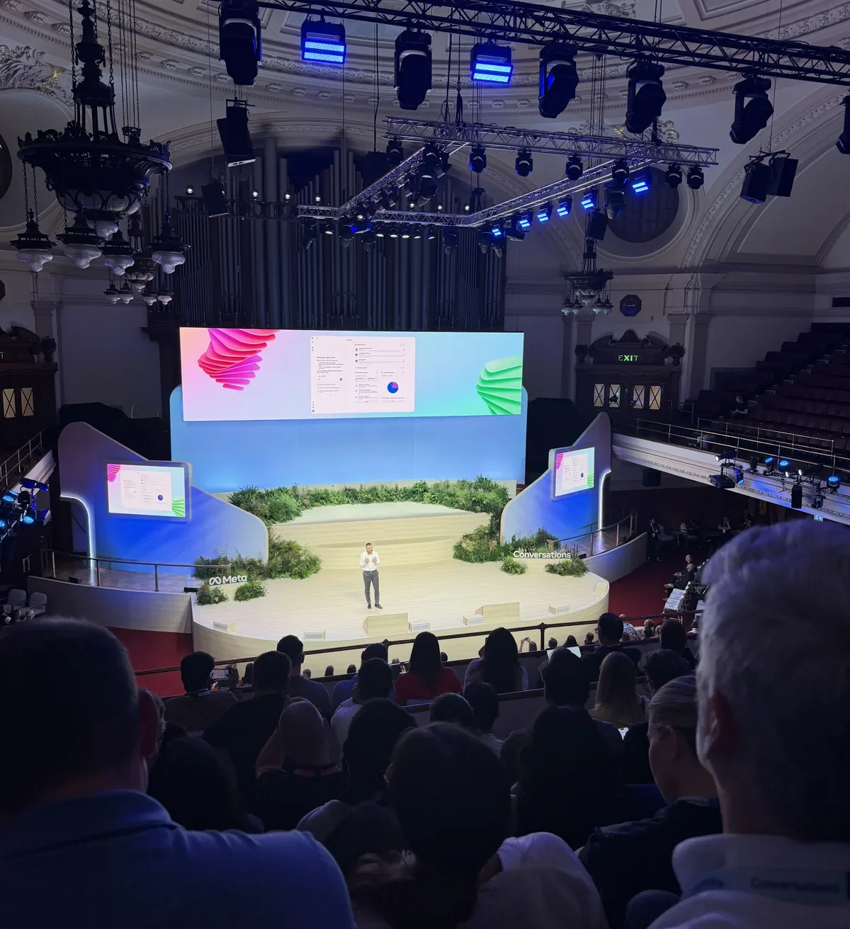 Plateia e palco do Conversations 2026 da Meta em Londres durante a apresentação do Business Agent